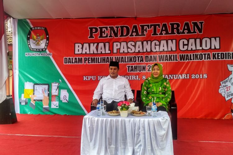 Pasangan Abdullah Abu Bakar-Lilik Muhibbah saat mendaftar pilkada di KPU Kota Kediri, Jawa Timur, Senin (8/1/2018).