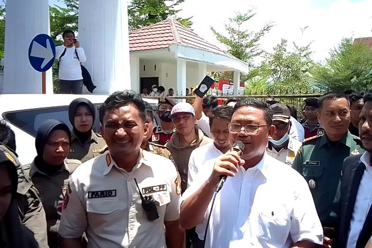 Penjabat (PJ) Wali Kota Palopo, Sulawesi Selatan, Asrul Sani disambut demonstrasi mahasiswa yang tergabung dalam Aliansi Forum Kota Palopo, Asrul Sani menemui para pengunjuk rasa, Rabu (27/9/2023)