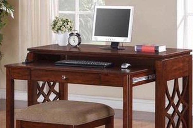 Ilustrasi: Meja kerja seperti tampak dalam gambar bisa dibuat dari bahan-bahan bekas di rumah Anda. Hanya dengan papan, dan dua kursi bar sebagai penyangga. Mudah dan murah.