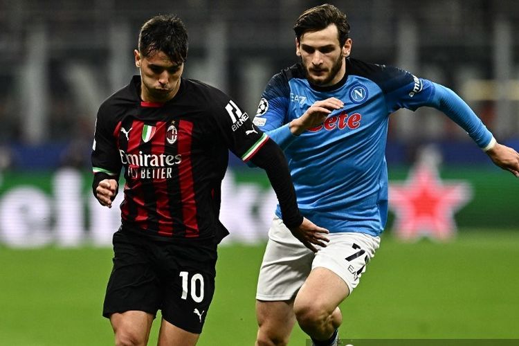 Brahim Diaz (kiri) berebut bola dengan Khvicha Kvaratskhelia dalam laga leg pertama perempat final Liga Champions 2022-2023 antara Milan vs Napoli di Stadion San Siro, Kamis (13/3/2023) dini hari WIB. Terdekat, Milan bakal bertanding melawan Napoli dalam leg kedua perempat final Liga Champions. Laga Napoli vs Milan bergulir di Stadion Diego Armando Maradona pada Rabu (19/4/2023) (Photo by GABRIEL BOUYS / AFP)