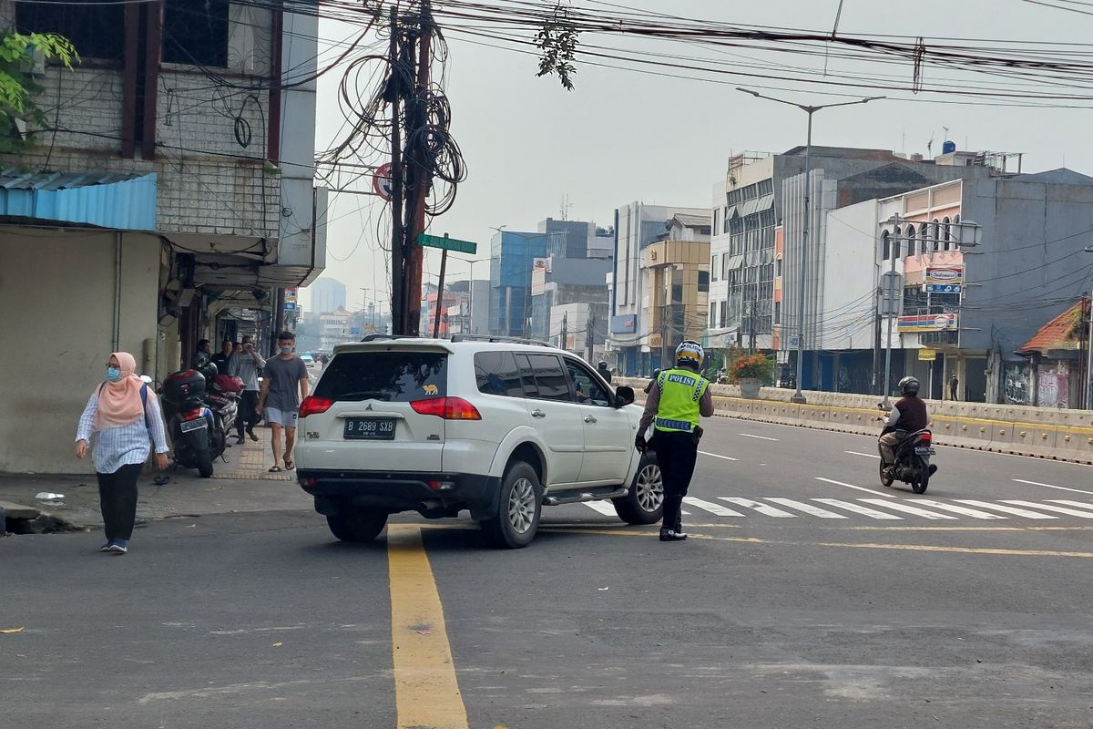 Polisi memberhentikan pelanggar ganjil genap di persimpangan dari Jalan Cideng Timur menuju Jalan Balikpapan Raya, Jakarta Pusat,  Senin (6/6/2022) pagi.