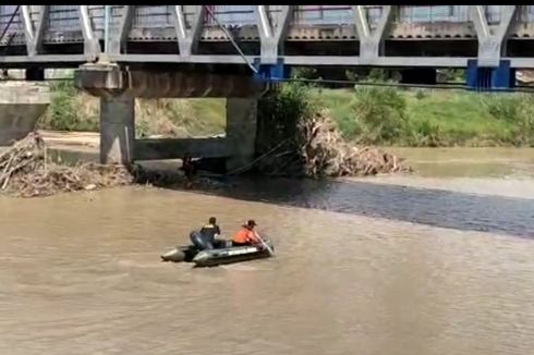 Detik-detik Becak Diserempet Truk, Penumpang Ibu dan Anak Terlempar ke Sungai di Brebes