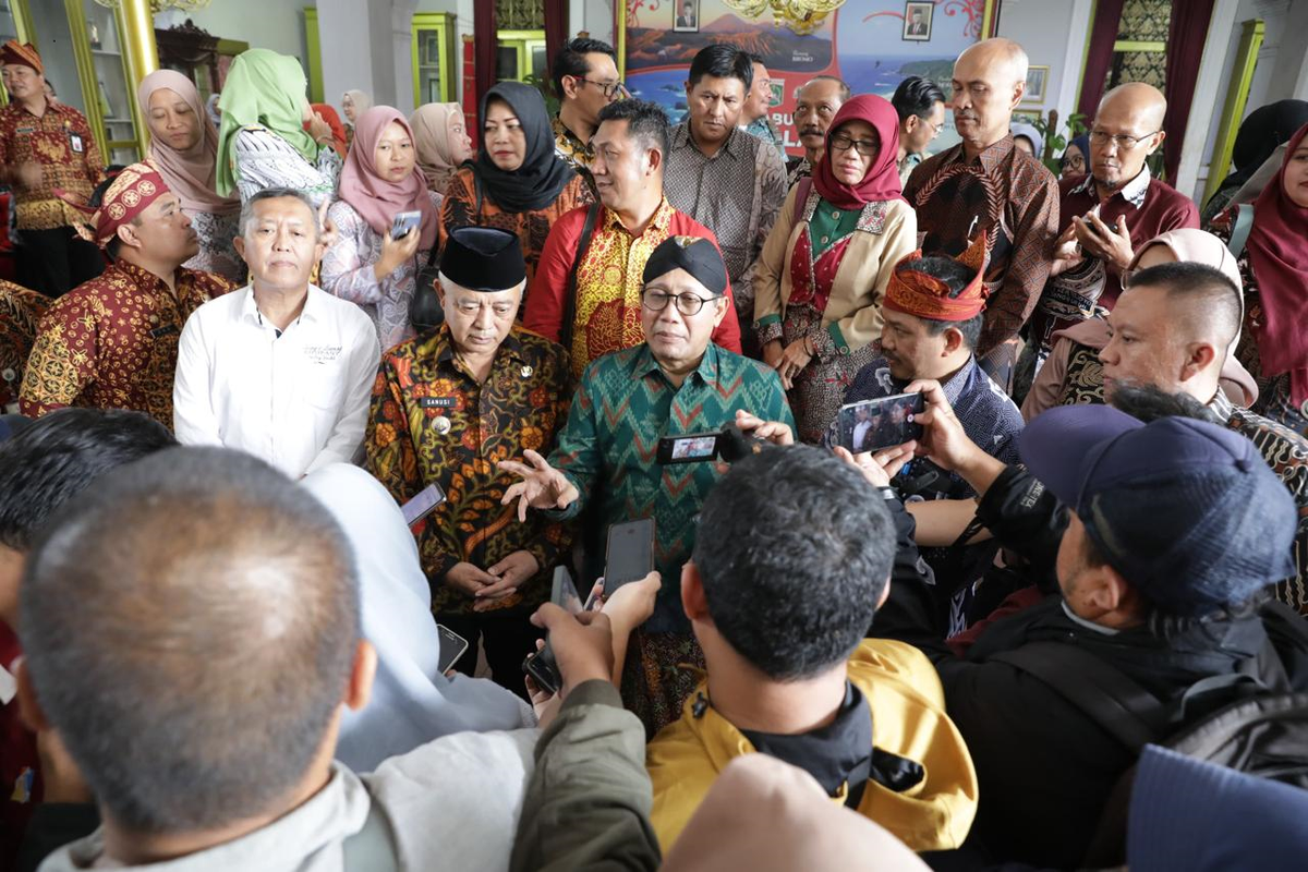 Menteri Desa, Pembangunan Daerah Tertinggal dan Transmigrasi (Mendes PDTT) Abdul Halim Iskandar memberikan dukungan penuh terhadap rencana pembentukan PT Lembaga Keuangan Mikro (LKM) Artha Desa di Kabupaten Malang, Jawa Timur (Jatim).
