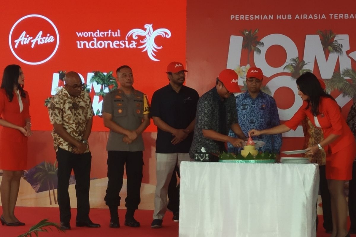 Proses pemotongan tumpeng saat peresmian hub terbaru AirAsia di Lombok oleh gubernur Nusa Tenggara Barat Zulkieflimansyah Kamis (2/5/2019).