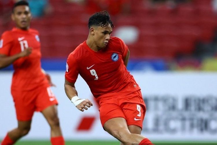 SINGAPORE, SINGAPORE - DECEMBER 22: Ikhsan Fandi #9 of Singapore shoots the ball to score his team's first goal against Indonesia during the second half of the first leg of their AFF Suzuki Cup semifinal at the National Stadium on December 22, 2021 in Singapore. (Photo by Yong Teck Lim/Getty Images) (Photo by Yong Teck Lim / GETTY IMAGES ASIAPAC / Getty Images via AFP)