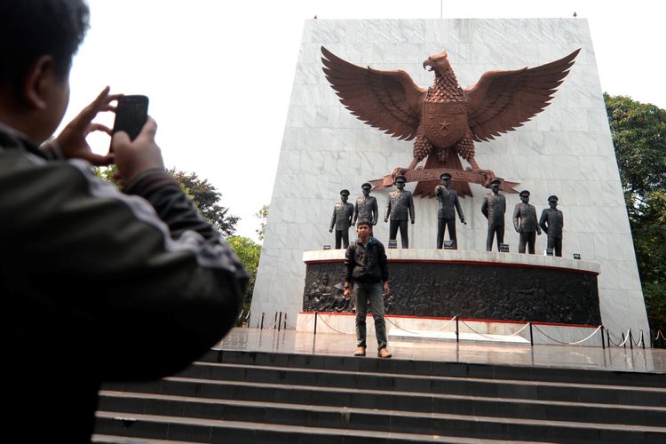 Warga mengunjungi Monumen Pancasila Sakti di kawasan Lubang Buaya, Cipayung, Jakarta Timur, Selasa (30/9/2014). Monumen tersebut dibangun untuk menghormati para Pahlawan Revolusi yang gugur dalam peristiwa Gerakan Tiga Puluh September atau G-30-S/PKI pada 1965. 