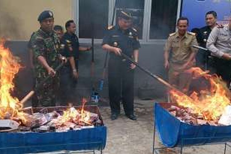 Danlanal Kendari Kolonel Aris dan Kepala Kanwil DJBC Sulawesi Azhar Rasyidi memusnahkan rokok palsu di kantor Bea Cukai Kendari