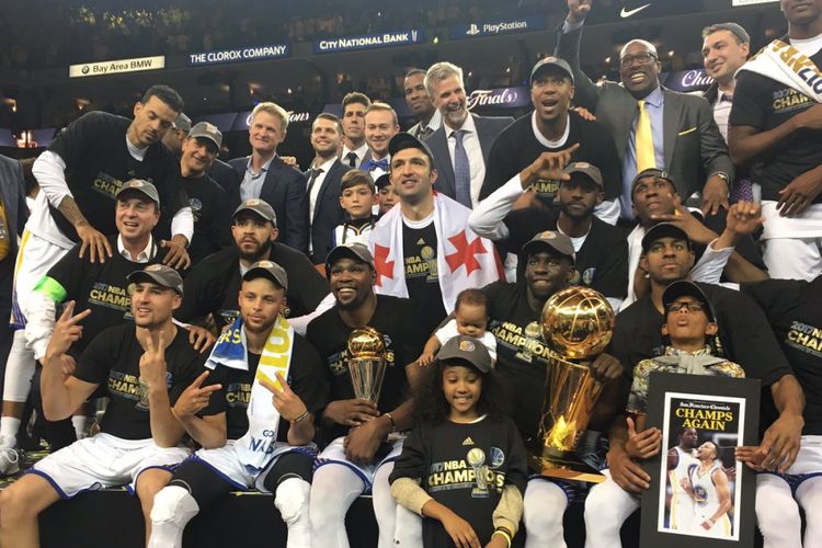 Para pemain Golden State Warriors merayakan keberhasilan menjuarai NBA musim ini. Secara keseluruhan, mereka mengalahkan Cleveland Cavaliers dengan skor 4-1.
