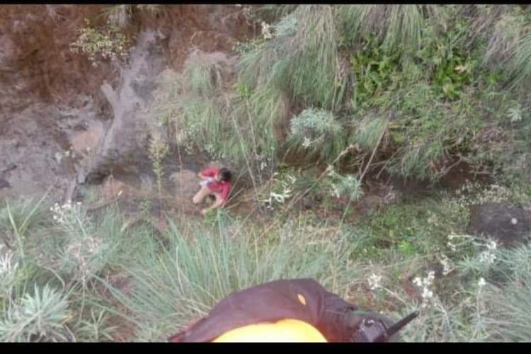 Wisatawan gunung Bromo asal Desa Mangliawan, Kecamatan asal Kecamtan Pakis, Kabupaten Malang, Roni Nur Efendi (20) saat pertama kali ditemukan. 
