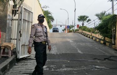Salah satu satpam di sebuah mal di kawasan Jakarta Barat mengenakan seragam baru berwarna cokelat seperti seragam polisi, Kamis (14/4/2021).