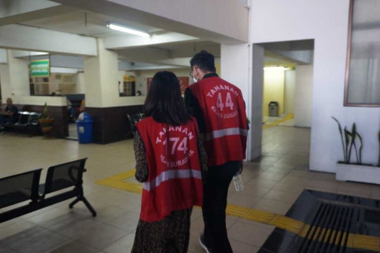 2 terdakwa sekaligus pemeran video asusila Kebaya Merah usai sidang di PN Surabaya, Selasa (8/8/2023)
