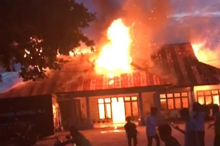Kantor Dinas Sosial Kota Kendari ludes terbakar pada Rabu petang. Kebakaran diduga akibat arus pendek