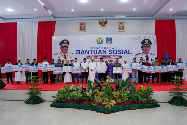 Bupati Abdul Azis Kolaka Timur (Koltim) menyerahkan bantuan sembako kepada 400 Penerima Keluarga Manfaat (KPM) di Kecamatan Mowewe.