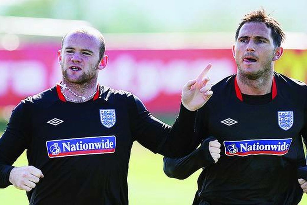 Striker Inggris, Wayne Rooney (kiri), dan gelandang Frank Lampard berlari kecil sebelum mengikuti sesi latihan tim di Rustenburg, Afrika Selatan, Selasa (8/6).