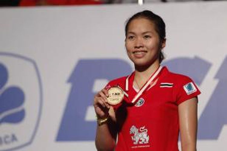 Pebulu tangkis tunggal putri Thailand, Ratchanok Intanon, berpose dengan medali setelah menjuarai BCA Indonesia Open Superseries Premier 2015. Pada laga final yang berlangsung di Istora Senayan, Jakarta, Minggu (7/6/2015), Intanon mengalahkan Yu Hashimoto (Jepang).