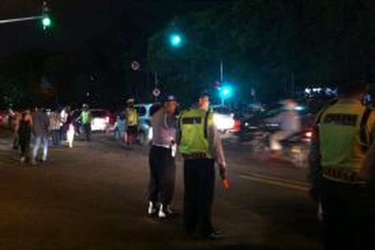 Sejumlah personel polisi berjaga-jaga sekitar area Gereja Katedral Jakarta Pusat, Rabu (24/12/2014). Mereka bertugas mengamankan misa malam Natal.
