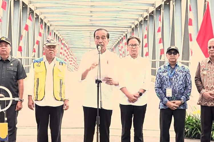 Presiden Joko Widodo meresmikan duplikasi Jembatan Kapuas I di Pontianak, Kalimantan Barat, Kamis (21/3/2024). 