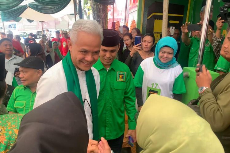 Bakal calon presiden (capres) Ganjar Pranowo saat berkunjung ke Kantor DPW Partai Persatuan Pembangunan (PPP) Sulawesi Utara di Kota Manado, Kamis (18/5/2023).