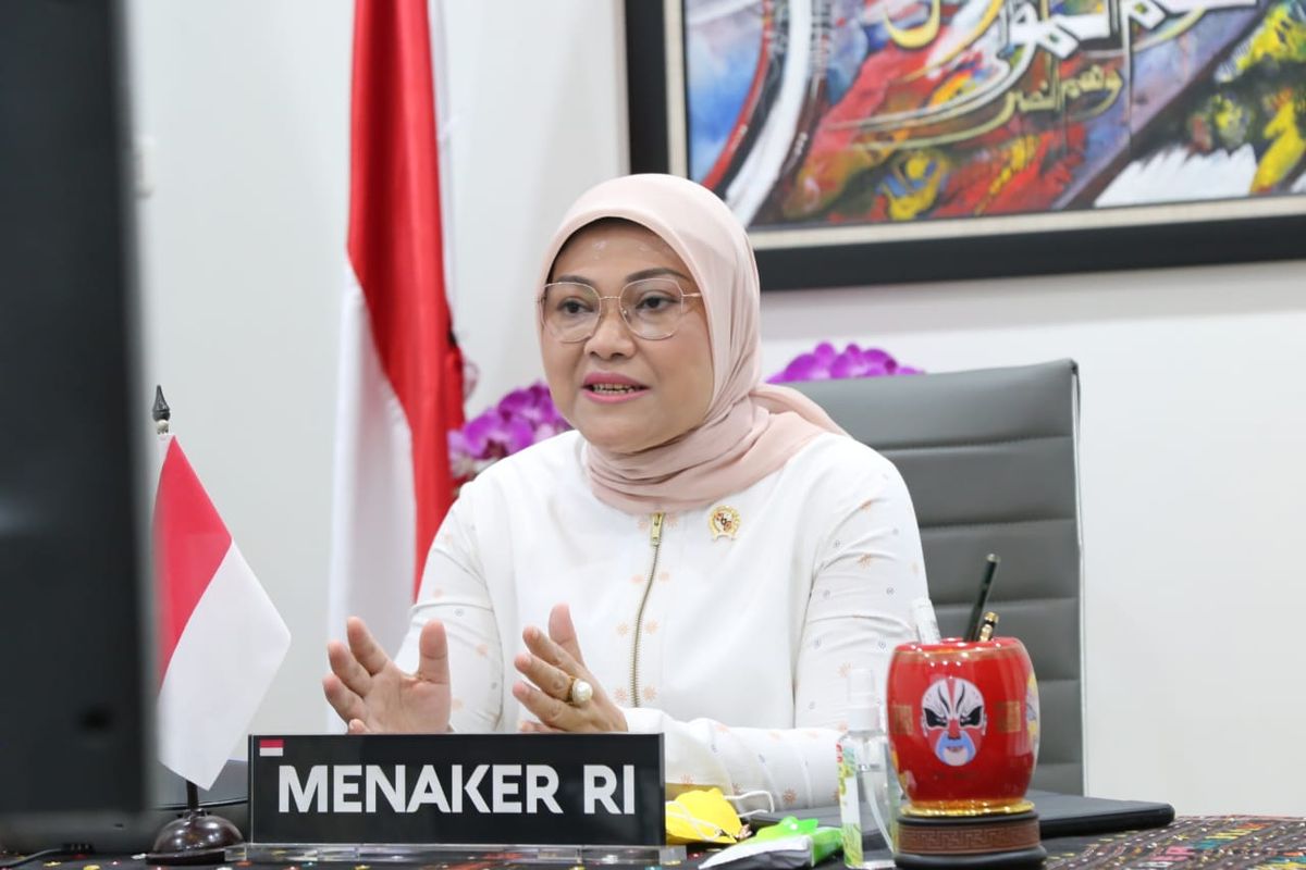 Menteri Ketenagakerjaan Ida Fauziyah memberikan sambutan webinar daring K3 Nasional di Jakarta, Senin (15/2/2021).