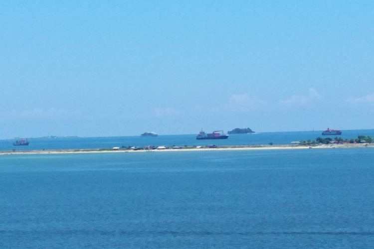 Penampakan Kapal Pesiar Australia MS Coral Adventurer yang berada di zona karantina virus corona di perairan Makassar, Sulawesi Selatan, Rabu (11/3/2020).