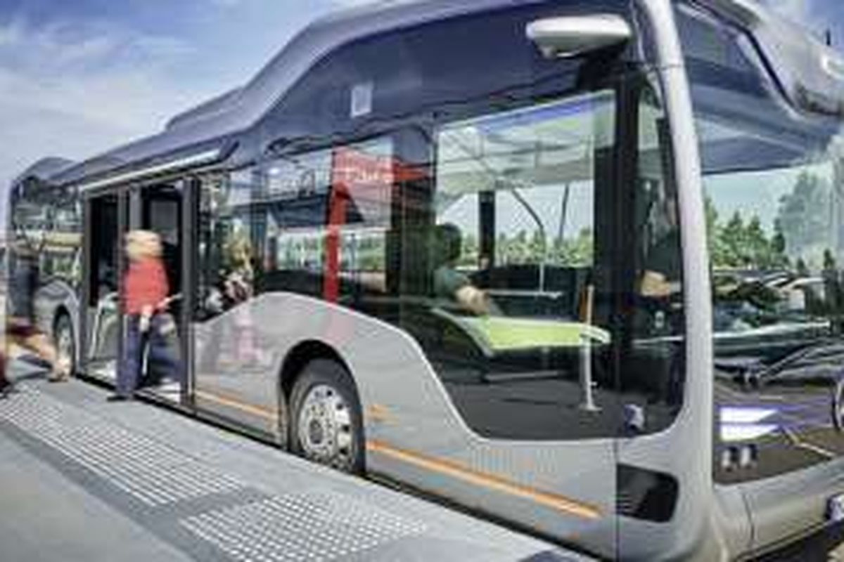 Future Bus Mercedes-Benz yang bisa berjalan tanpa pengemudi, dites di jalanan Amsterdam.