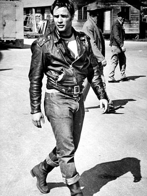 Marlon Brando mengenakan jaket kulit di film The Wild One