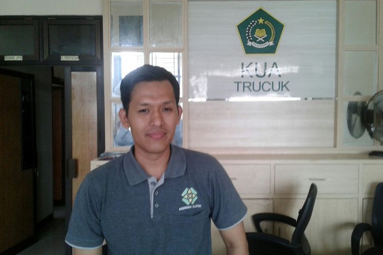 Penghulu KUA Kecamatan Trucuk, Klaten, Jawa Tengah, Abdurrahman Muhammad Bakri (35).