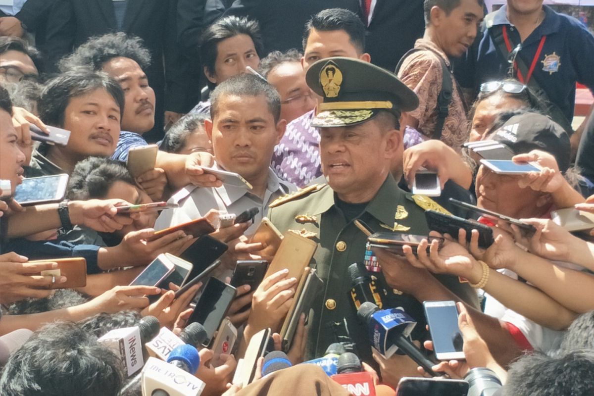 Jenderal Gatot Nurmantyo saat diwawancarai usai upacara serah terima jabatan Panglima TNI di Lapangan Upacara Markas Besar TNI, Cilangkap, Jakarta Timur, Sabtu, (9/12/2017).