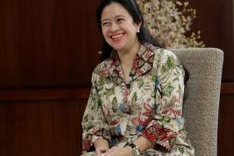 Menteri Koordinator Pembangunan Manusia dan Kebudayaan (PMK) Puan Maharani dalam sesi wawancara di Kantor Kementerian Koordinator Pembangunan Manusia dan Kebudayaan, Jalan Medan Merdeka Barat, Jakarta, Jumat (31/10/2014). KOMPAS IMAGES/RODERICK ADRIAN MOZES