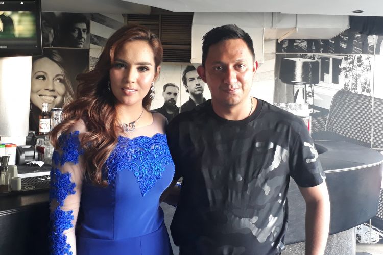 Ranny dan Fahd A. Rafiq diabadikan seusai meluncurkan album dangdut mereka, Cantik, di Rolling Stone Cafe, Jakarta Selatan, Jumat (24/3/2017).