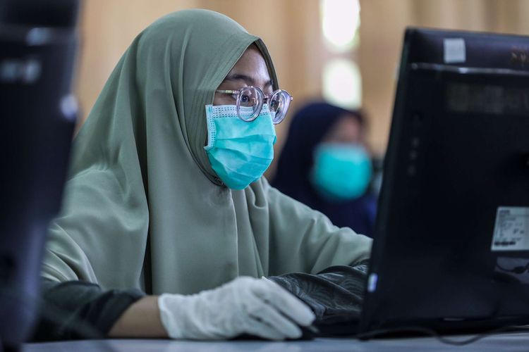 Peserta mengikuti ujian tulis berbasis komputer (UTBK) di SMA Negeri 3 Jakarta Selatan, Setiabudi, Selasa (7/7/2020). UNJ sebagai salah satu Pusat UTBK Perguruan Tinggi Negeri (PTN) menyelenggarakan ujian dalam dua tahap yakni pada tanggal 5-12 Juli 2020 dan 20-27 Juli 2020 dengan jumlah total peserta sebanyak 42.463 orang dengan protokol kesehatan pencegahan penularan Covid-19.
