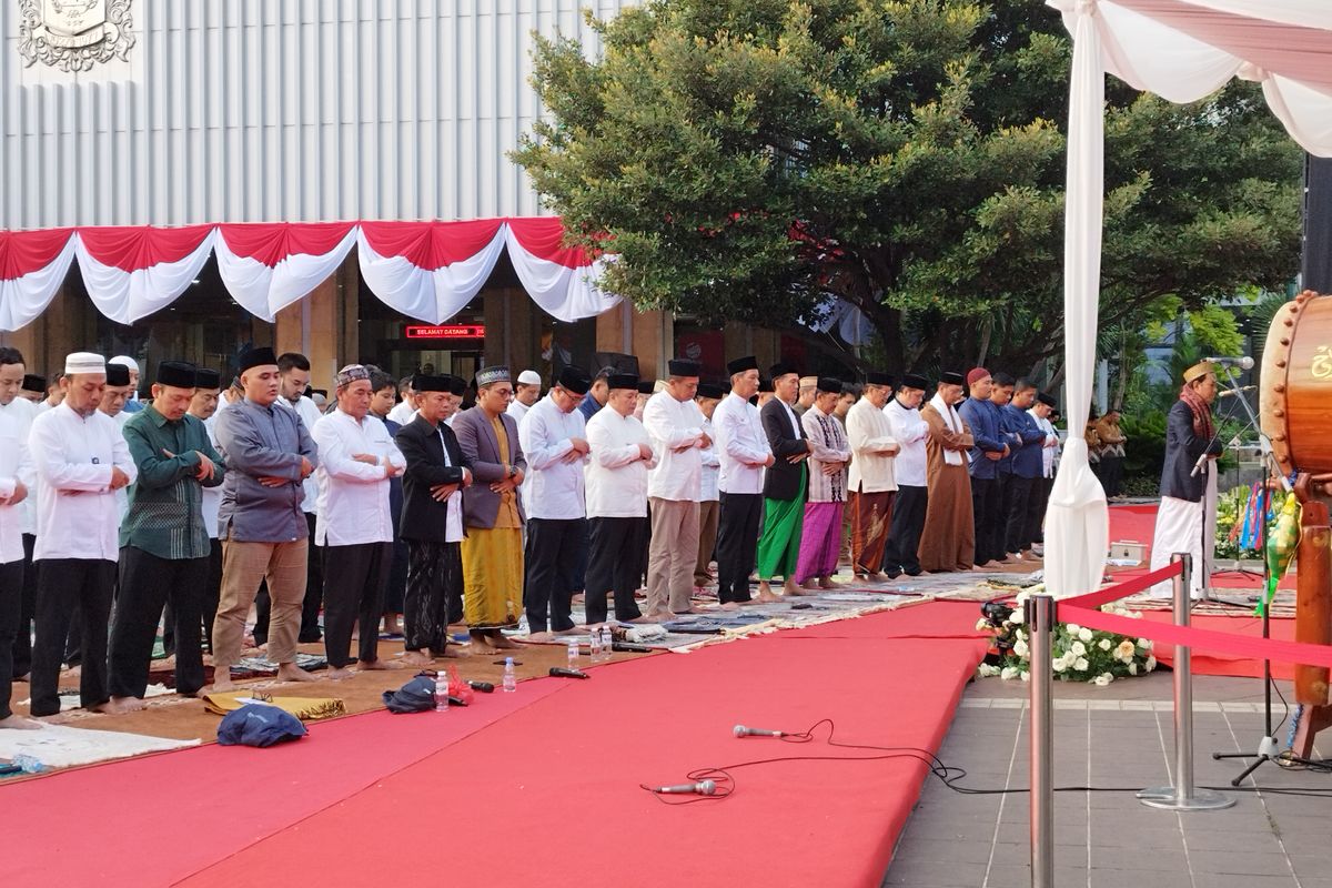Pj Gubernur DKI Heru Budi Hartono mengikuti shalat Idul Adha 1444 H berjamaah di halaman gedung Balai Kota, Jakarta Pusat, Kamis (29/6/2023). (KOMPAS.com/XENA OLIVIA)