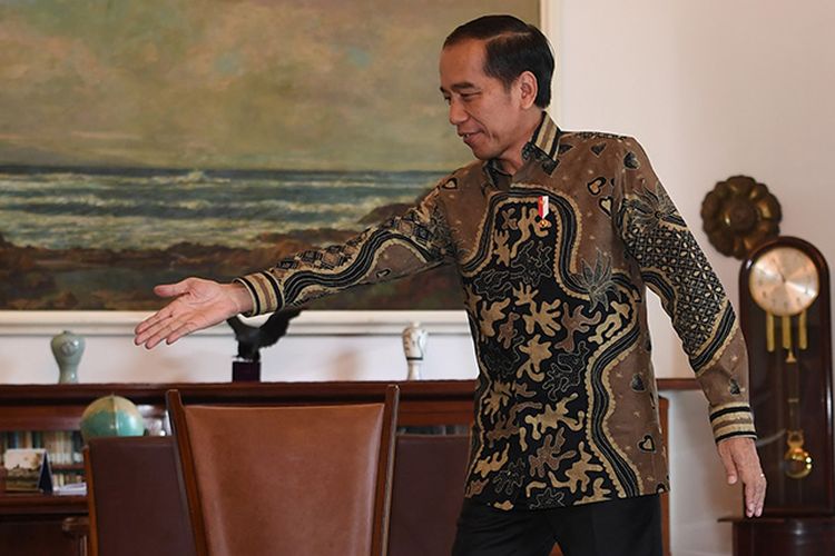Presiden Joko Widodo (kanan) menerima kunjungan Menteri Luar Negeri Singapura Vivian Balakrishnan di Istana Bogor, Jawa Barat, Rabu (17/7/2019). Pertemuan tersebut membahas peningkatan kerja sama Indonesia - Singapura serta persiapan pertemuan tahunan pemimpin kedua negara.