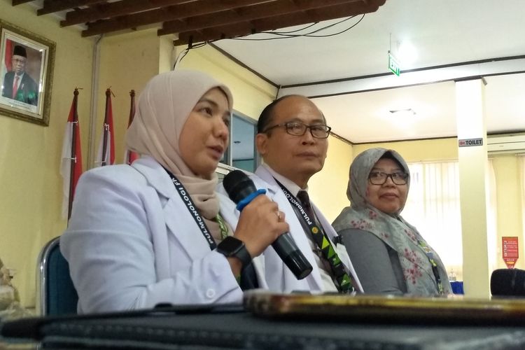 Koordinator Penanganan Covid-19, Ade Rahmaini (memegang mikrofon) menjelaskan ada 4 orang yang dipulangkan dari RSUP Haji Adam Malik karena tidak mengarah covid-19. Dari 4 orang warga yang diperiksa itu, 1 di antaranya diserahkan ke Dinas Kesehatan untuk dilakukan pemantauan.