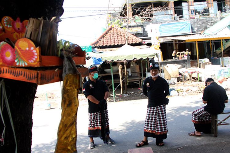 Sebagian Pecalang Nyepi di Banjar Karang Lelede mengunakan masker di tengah wabah corona. Pekaksanaan Nyepi tahun ini terada berbeda karena suasana benar benar lengang.