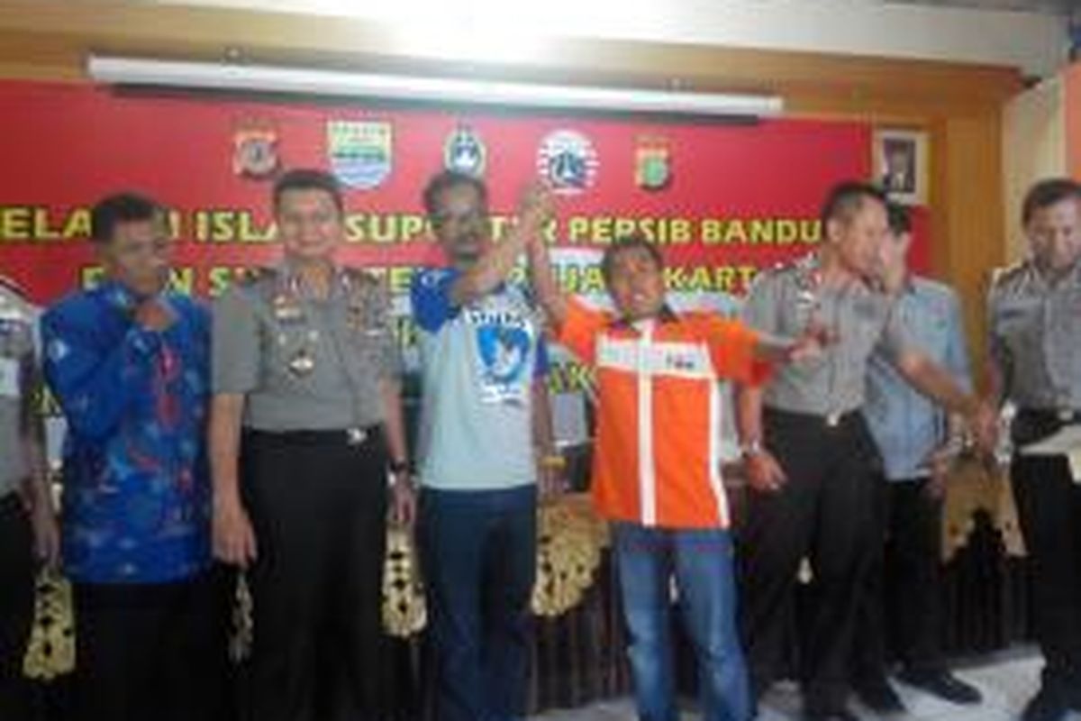 ketua Umum Viking Persib Fans Klub, Heru Joko berjabat tangan dengan Ketua Umum Jakmania, Larico Ranggamone. Viking dan Jakmania sepakat berdamai,Jumat (11/4/2014)