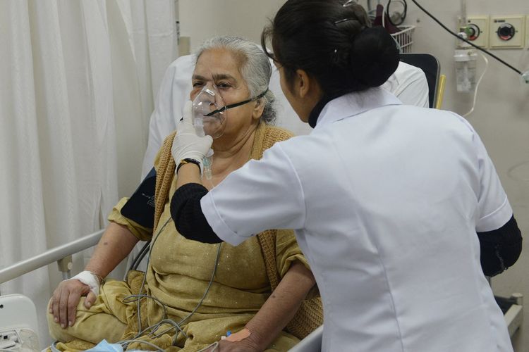 Foto pada 10 November 2017 menunjukkan perawat menangani pasien dengan nebuliser, setelah dilarikan ke rumah sakit Sri Ganga Ram akibat menderita efek samping polusi udara di New Delhi, India.