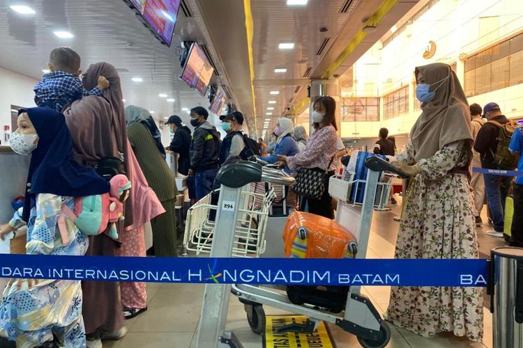 Jumlah penumpang pesawat yang terbang melalui Bandara Internasional Hang Nadim Batam, Kepulauan Riau (Kepri) terus bertambah, saat ini mencapai 13.000 orang per hari.