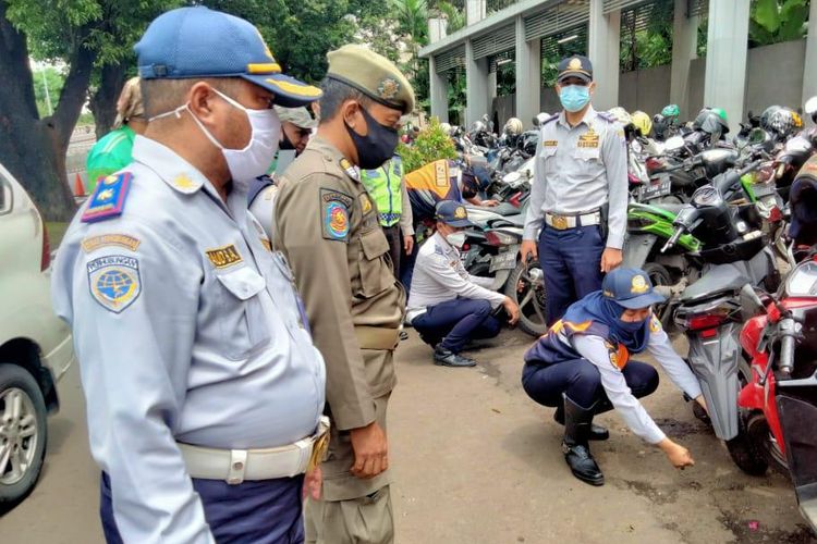 Suku Dinas Perhubungan  Kota Administrasi Jakarta Selatan menertibkan parkir liar di depan Kalibata City, Kecamatan Pancoran Rabu (10/2). Penertiban dilakukan bersama petugas gabungan dari Kepolisian dan Satpol PP.