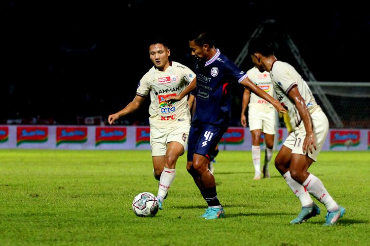 Pemain Arema FC Dendi Santoso dikawal ketat pemain Persija Jakarta Syahrian Abimanyu saat pertandingan pekan ke-7 Liga 1 2022-2023 yang berakhir dengan skor 0-1 di Stadion Kanjuruhan Kepanjen, Kabupaten Malang, Minggu (28/8/2022) malam.