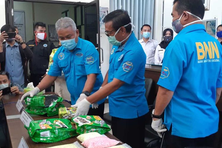 Badan Narkotika Nasional (BNN) Sumatera Selatan menunujukkan barang bukti berupa  empat kilogram sabu dan 7.000 ekstasi yang diamankan dari dua jaringan narkoba asal Malaysia, Senin (20/7/2020).
