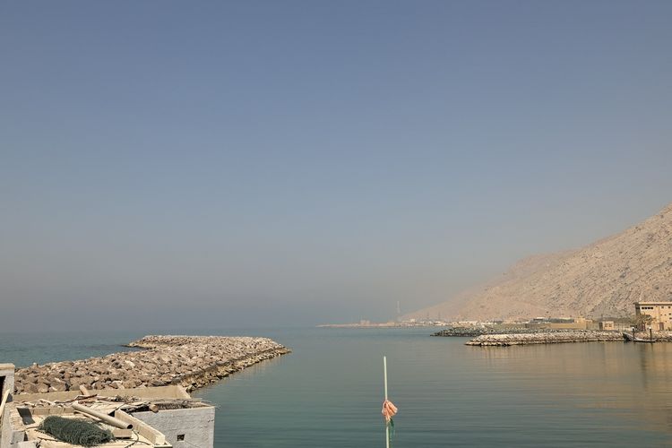 Pelabuhan Al Aqir di Selat Hormuz, difoto dari Ras Al Khaimah, Uni Emirat Arab, 25 Februari 2026. Iran pada 28 Februari menutup Selat Hormuz sebagai respons serangan Amerika-Israel ke Teheran.