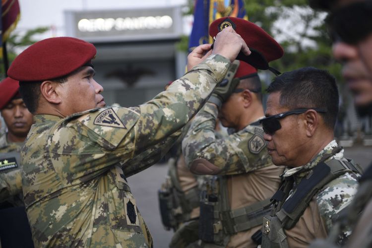 Kasal Laksamana TNI Muhammad Ali (kiri) menyematkan baret Kopaska kepada Pangkoarmada III Laksamana Muda TNI Agus Hariadi (kanan) dalam Penyematan Brevet Kehormatan Manusia Katak di Dermaga Pondok Dayung Koarmada I, Tanjung Priok, Jakarta, Jumat (31/3/2023). Dalam HUT ke-61 Kopaska TNI AL menyematkan brevet kehormatan manusia katak kepada Asops Kasal Laksamana Muda TNI Denih Hendrata, Deputi Bidang Pengkajian dan Penginderaan Setjen Wantanas Laksamana Muda TNI T.S.N.B Hutabarat, Pangkoarmada I Laksamana Muda TNI Erwin S. Aldedarma, dan Pangkoarmada III Laksamana Muda TNI Agus Hariadi.