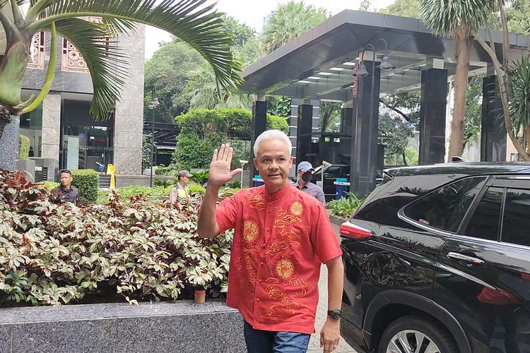 Capres nomor urut 3 Ganjar Pranowo saat tiba di Gedung High End, Jakarta Pusat, Kamis (15/2/2024).