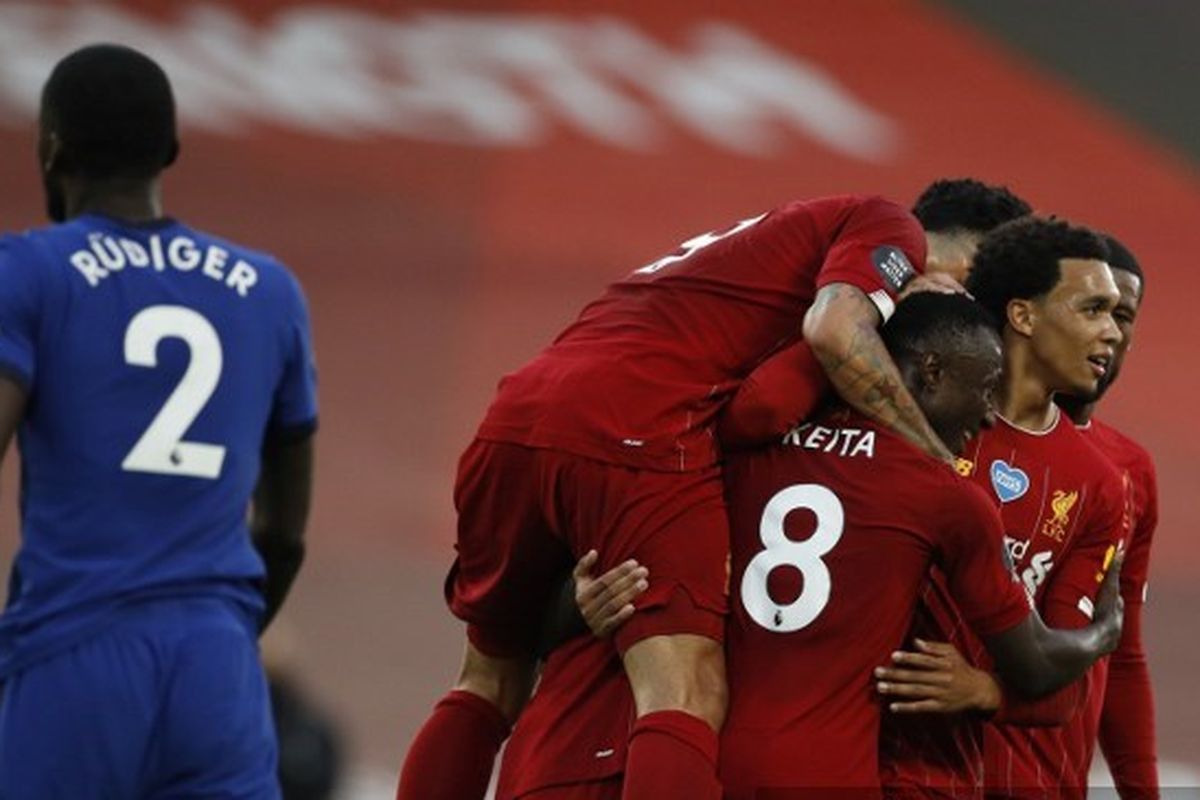 Naby Keita (8) merayakan gol bersama rekan-rekannya dalam pertandingan Liverpool vs Chelsea di Stadion Anfield, Kamis (23/7/2020) dini hari WIB. 