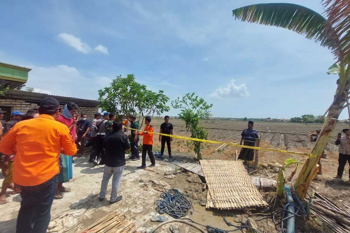 Satreskrim Polres Pamekasan bersama dengan BPBD Pamekasan, saat melihat kondisi sumur yang menewaskan 5 warga Desa Jarin, Kecamatan Pademawu, Kabupaten Pamekasan, Kamis (28/11/2024).