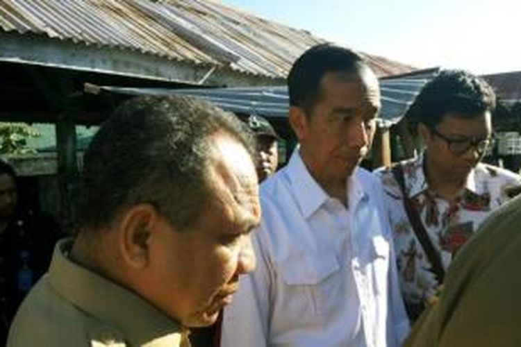 Gubernur DKI Jakarta Joko Widodo bersama Gubernur Nusa Tenggara Timur Frans Lebu Raya pagi ini, Selasa (29/4/2014) sambangi pasar Oeba, Kelurahan Fatubesi, Kecamatan Kelapa Lima, Kupang, Nusa Tenggara Timur. 
