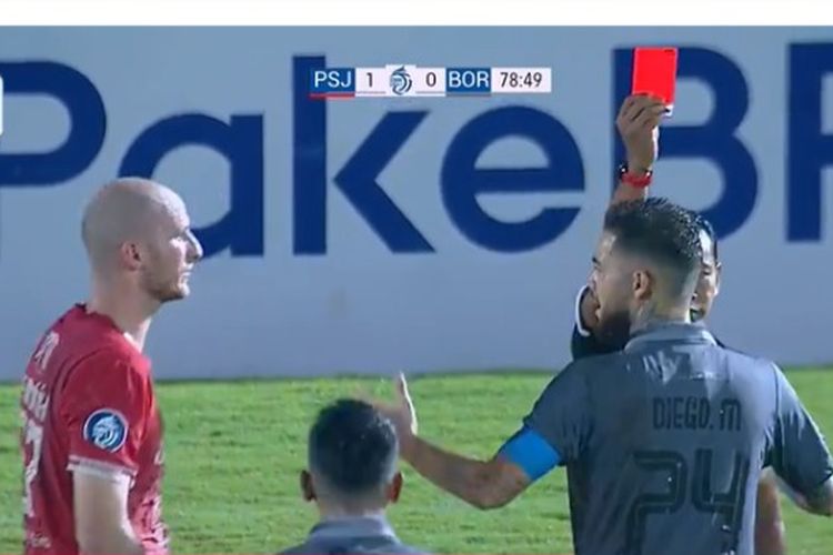 Bek Borneo FC Diego Michiels (kanan) dikartu merah usai memukul striker Persija Michael Krmencik pada laga pekan ke-12 Liga 1 2022-2023 di Stadion Sultan Agung, Bantul, Yogyakarta, Selasa (7/12/2022) malam WIB.