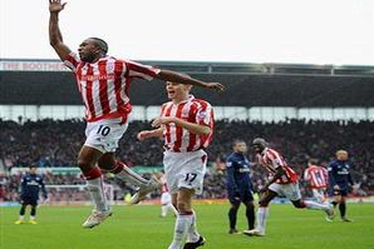 Penyerang Stoke City, Ricardo Fuller (kiri) melampiaskan kegembiraannya setelah membobol gawang Arsenal.