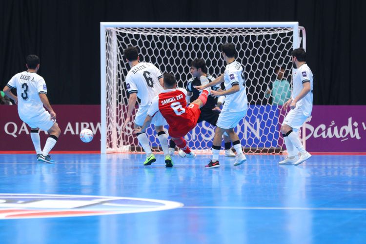 Pemain timnas futsal Indonesia Samuel Eko menendang bola ke arah gawang lawan pada laga Indonesia vs Irak dalam ajang AFC Futsal ASIAN CUP 2026 di Indonesia Arena, Jakarta Pusat, Sabtu (31/1/2026).